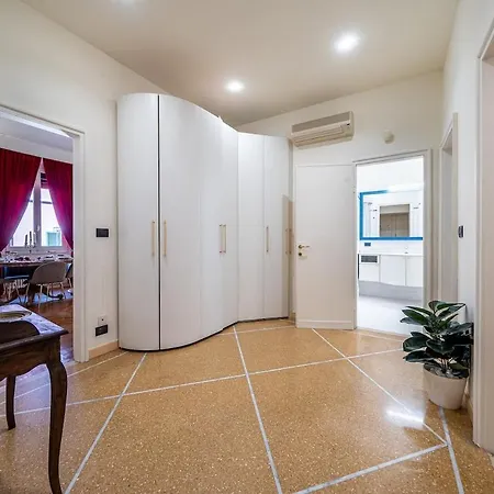 1 Minute From Piazza Maggiore Romance & Art